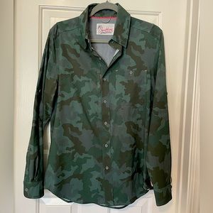Chubbies Weekend Vented Long Sleeve Button Up Green Camo Shirt Men's Size Small